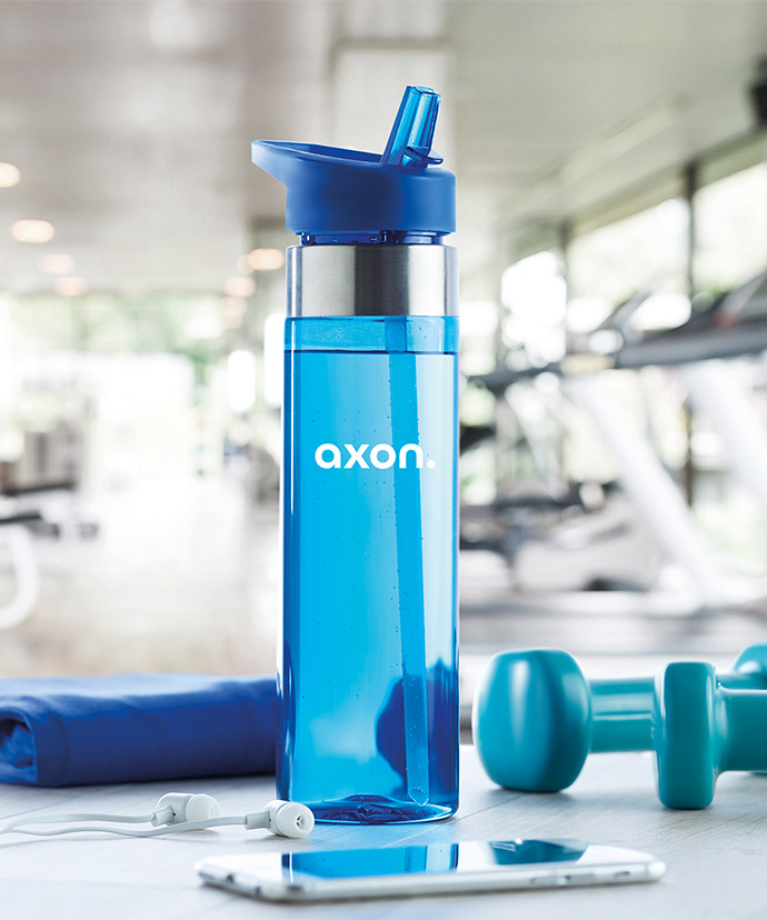 Blaue Wasserflasche mit Trinkhalm beim Training