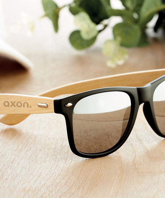 Sonnenbrillen mit Aufdruck auf einem Tisch. Werbeartikel für den Sommer.