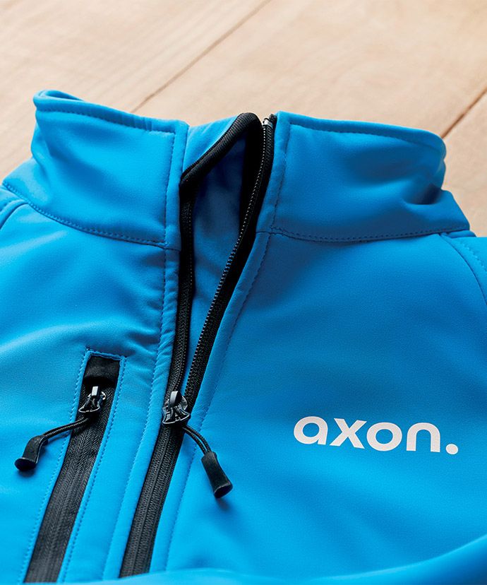 Blaue Jacke mit Druck auf einem Tisch. Werbekleidung für Unternehmen.