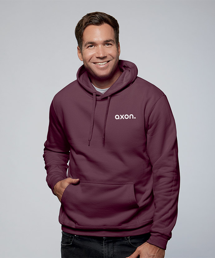 Mann im burgunderroten Hoodie mit Print auf der linken Brust.